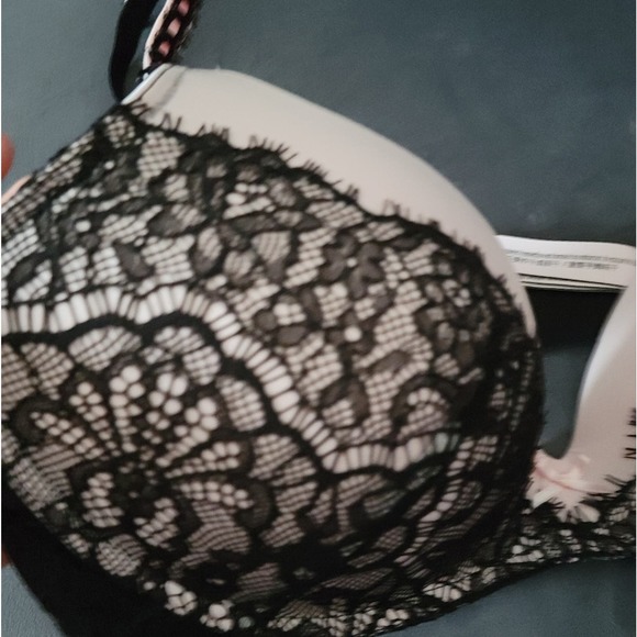 Victoria's secret crotchless lingerie set. Black and pink. 34C and medium. - Picture 9 of 10